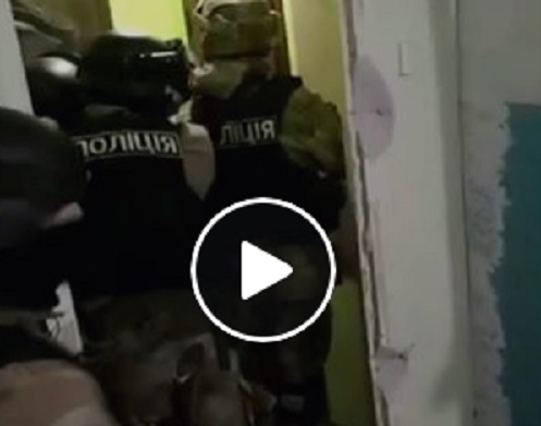 В Одессе КОРД штурмом взял квартиру, где забаррикадировался открывший по прохожим стрельбу 49-летний мужчина – опубликованы кадры спецоперации