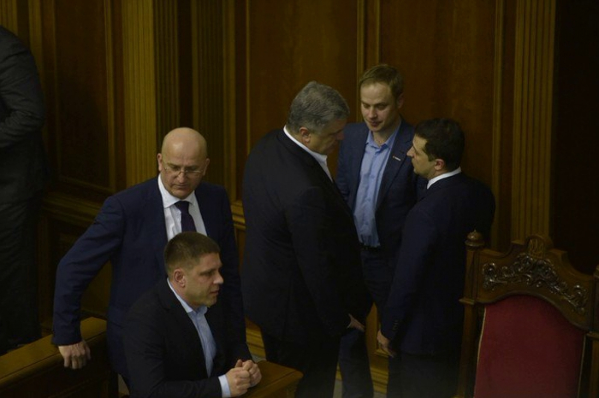 ​Появилось видео "суровой" беседы Зеленского и Порошенко в Раде - выражение лиц говорит само за себя