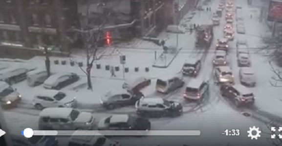 Соцсети шокировало видео с массовыми авариями в РФ: очевидцы в ужасе от внезапно накрывшего Владивосток природного армагеддона, - кадры