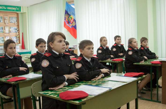 В Луганской области сепаратисты заставляют детей петь гимн ”ЛНР” перед уроками