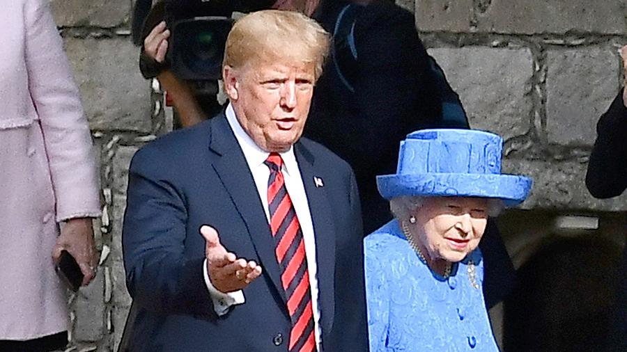 ​Очередной неловкий момент: как Трамп смутил Елизавету II во время обхода караула