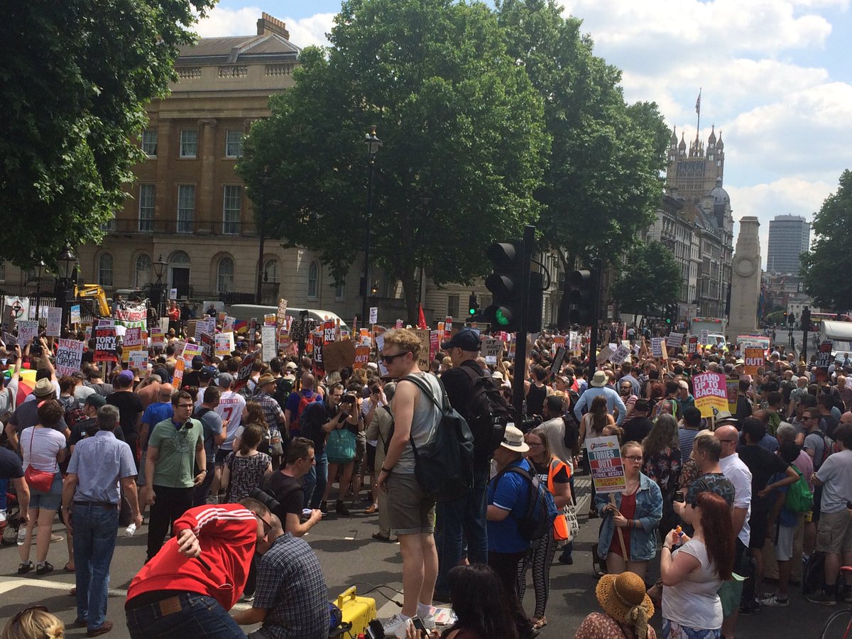 Многотысячный митинг в Лондоне: протестующие скандируют "трус" и требуют отставки Терезы Мэй