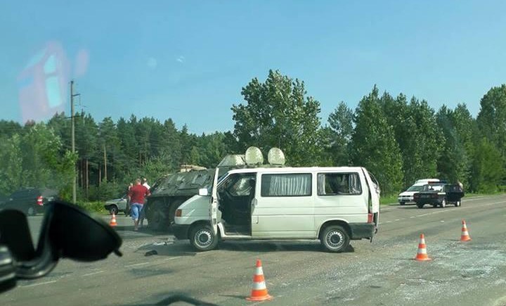 Жуткое ДТП под Ровно: БТР протаранил автобус с пассажирами - есть пострадавшие