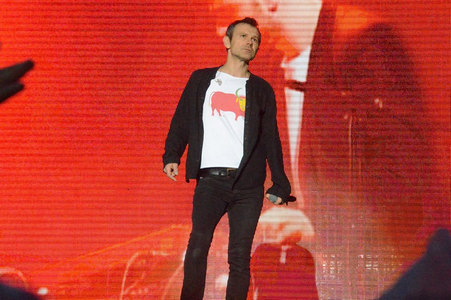 ​"Едва сам спасся", - лидеру "Океана Эльзы" Вакарчуку на концерте в Ивано-Франковске сожгли джинсы (кадры)