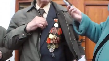 В Карелии два ветерана вернули медали в честь 70-летия Победы