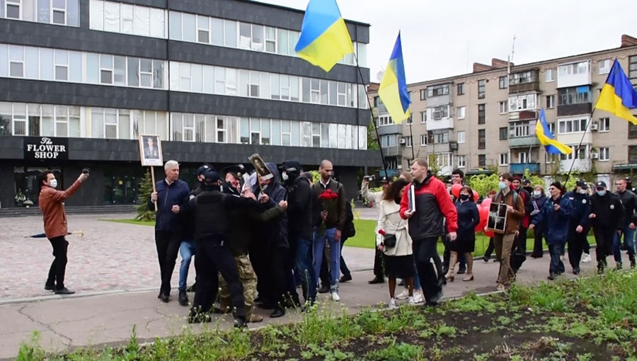 На акции "Бесмертный полк" в Славянске произошла потасовка