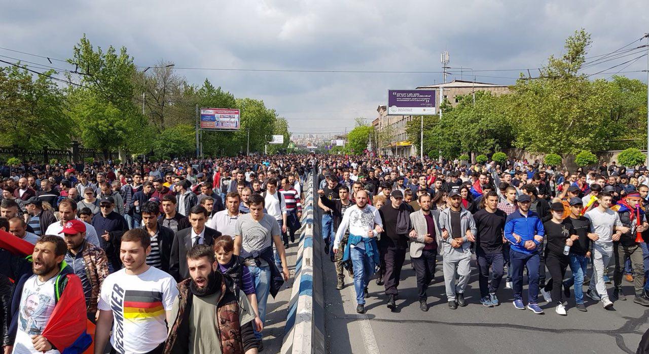 160 тысяч протестующих не уйдут с главной площади Еревана, пока не выполнят их основное условие: что сейчас происходит в Армении - кадры 