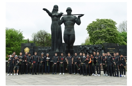 В День памяти и примирения игроки и тренеры футбольного клуба Шахтер во Львове почтили память погибших во Второй Мировой войне