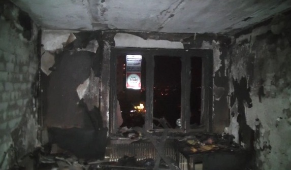 Пожар в общежитии Харькова: спасатели эвакуировали больше 20 человек, в здании полностью выгорела одна комната