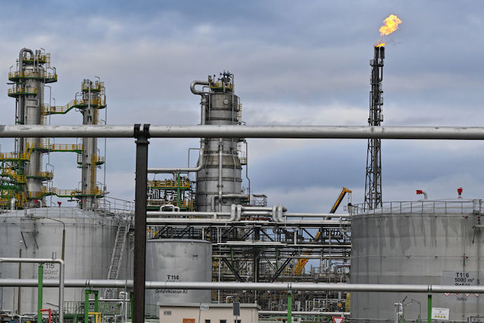 Германия поставила вопрос о национализации филиала "Роснефти"