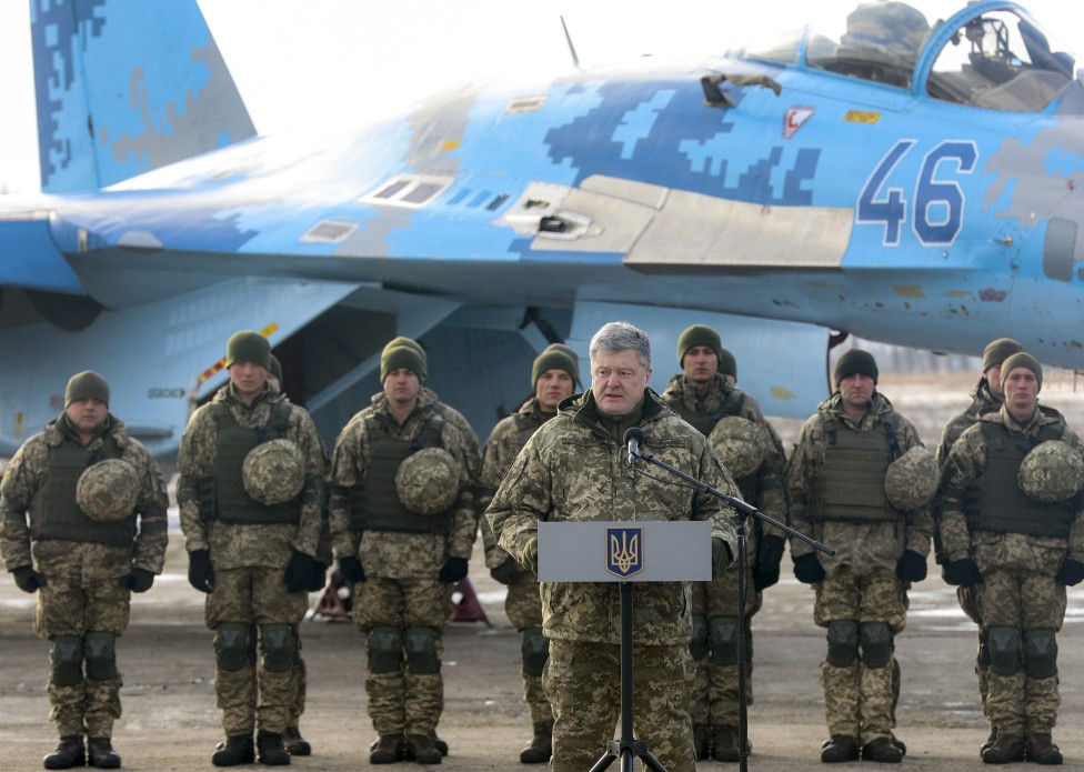 Порошенко: "Десантно-штурмовые подразделения ВСУ будут направлены на опасные участки на границе с РФ"
