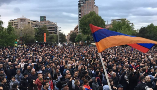 В Ереване обстановка накалена до предела: десятки тысяч митингующих пришли на главную площадь и скандируют требования - онлайн-трансляция