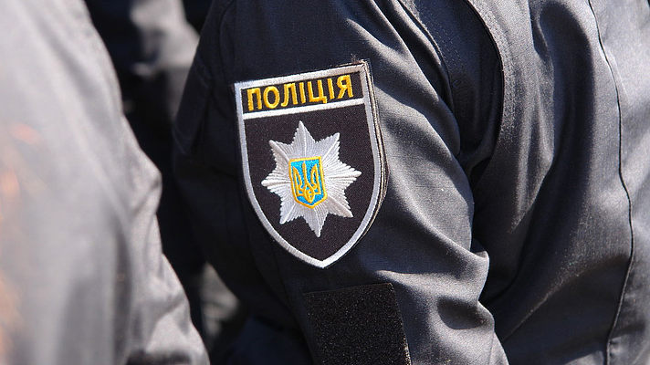 Соцсети: в Киеве произошла смертельная перестрелка между пассажирами такси и полицейскими, возле машины кровь и один убитый