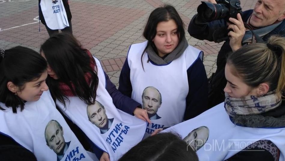 Кремль, симулируя поддержку Путина, перепутал крымских татар с татарами - соцсети негодуют