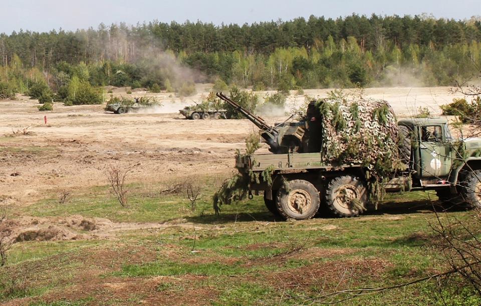 Военные аташе из двадцати стран посетили учения украинских десантников