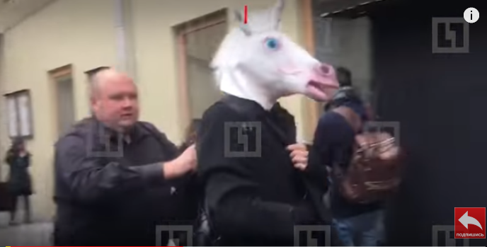 Пресс-конференцию Ксении Собчак сорвал человек с "лошадиной головой" – кадры
