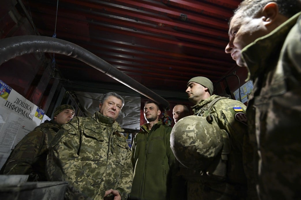 Порошенко повысил зарплаты бойцам ООС на линии фронта: известно сколько воины будут получать с апреля