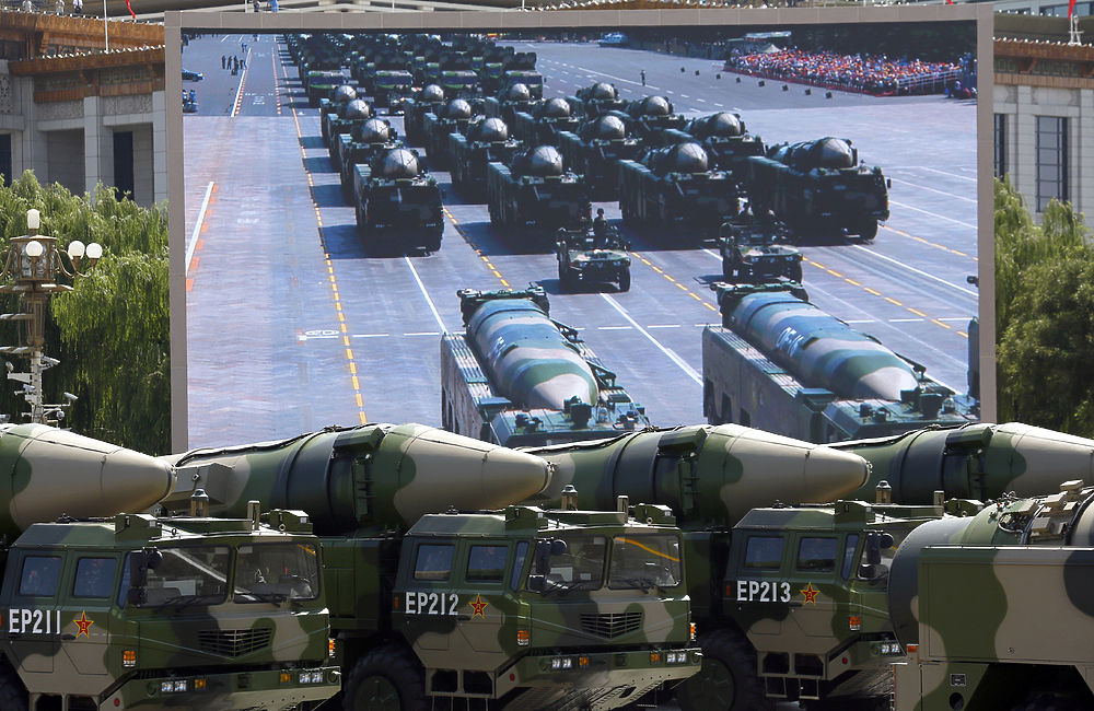 Грандиозный парад в Пекине: площадь Тяньаньмэнь содрогалась под новейшей военной техникой