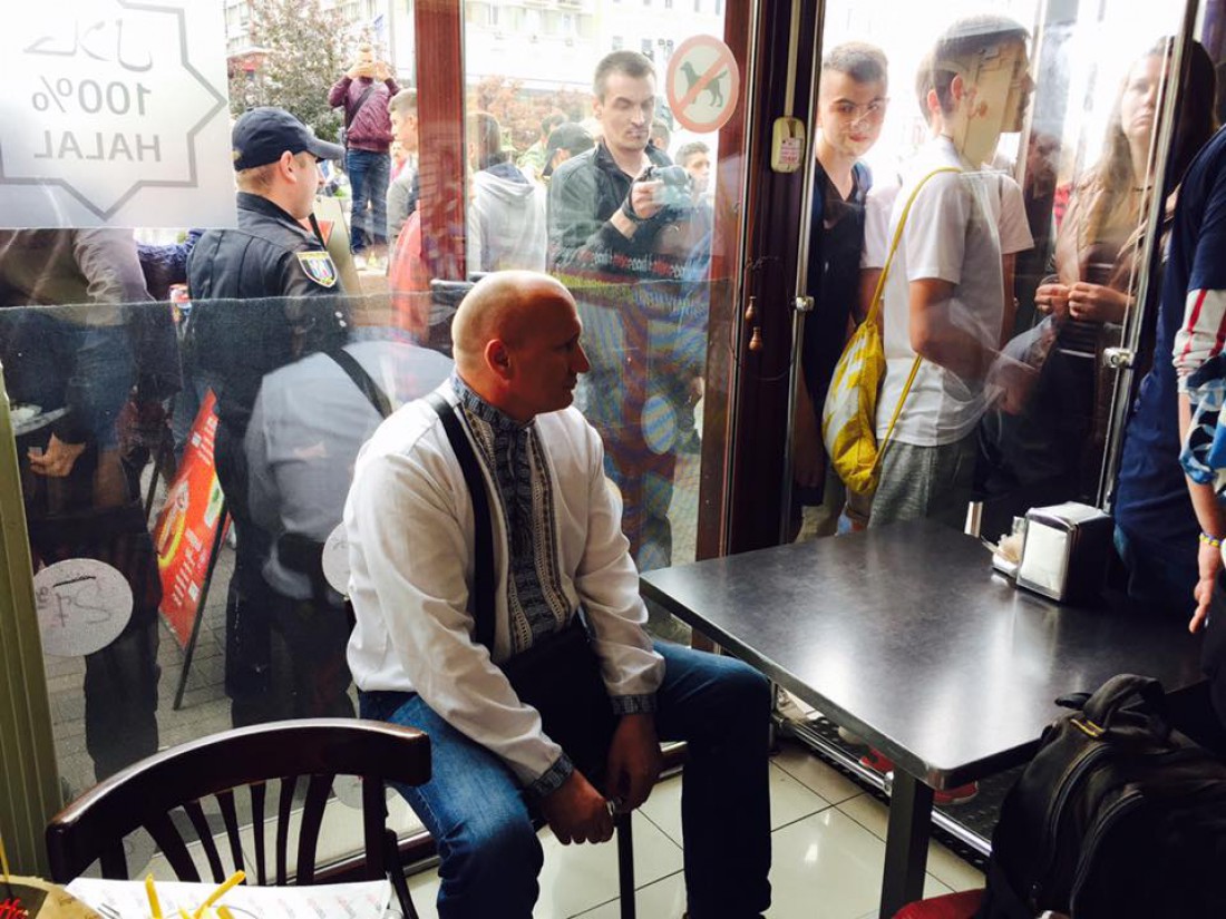 ​Закрыли, чуть не разгромили и снова открыли: около 50 националистов в Киеве на Бессарабке пытались уничтожить ливанский ресторан. Названа главная причина (кадры)