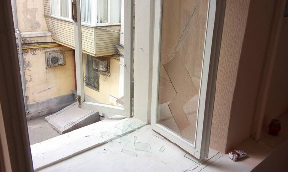 Офис "ОУН" после штурма полиции: разбиты окна, сломана мебель, избиты активисты, на полу пятна крови - появились кадры