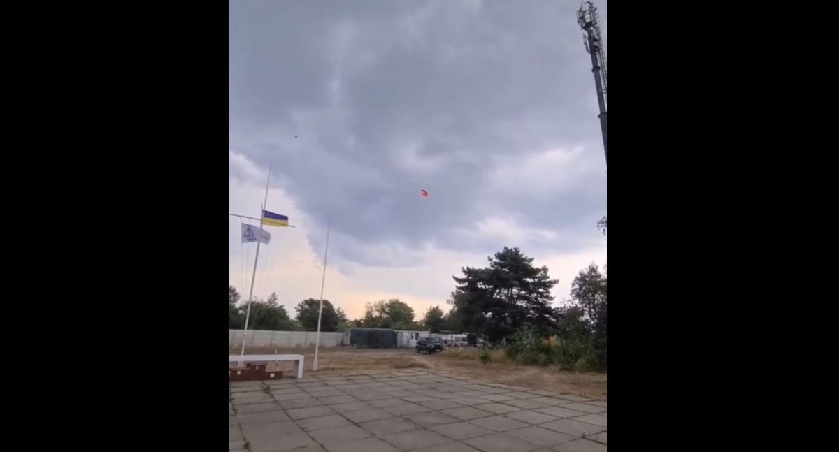 В Киеве из-за непогоды перевернулся катер с парашютистом: человека унесло ветром