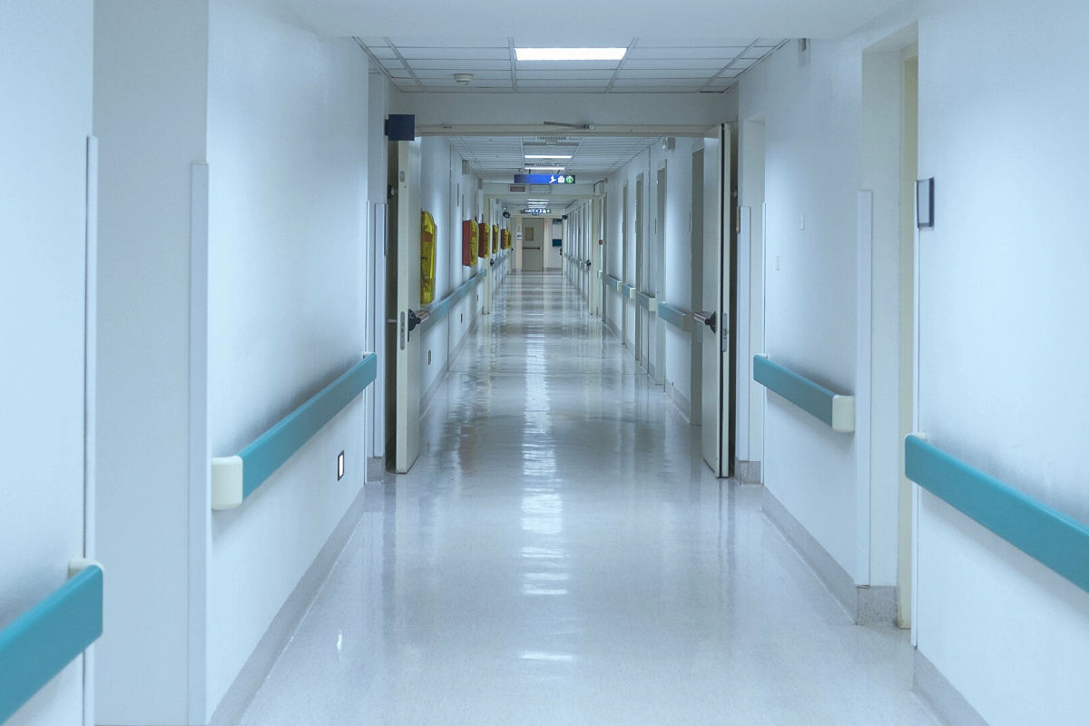 "Вадик помер, а лікарів і медсестер немає, ходжу та кричу", – Інтернет схвилювали кадри з лікарні у РФ 