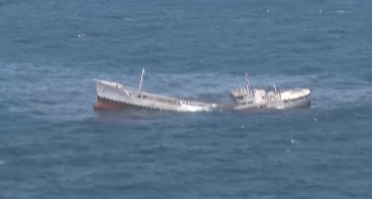 ​В Черном море турецкая подводная лодка пустила ко дну танкер - появилось впечатляющее видео