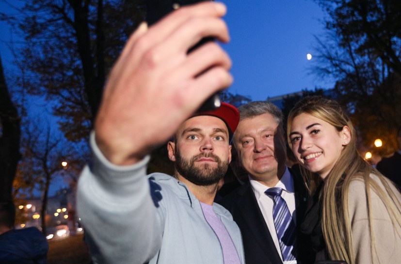 Реальный рейтинг Порошенко в одном видео: сильные кадры визита президента во Львов
