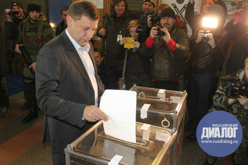 В Донбассе прошли выборы ДНР: "официальный" Захарченко, "социальные" овощи и очереди у столов