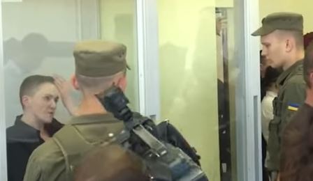"Ско**няки, не трогайте Надю", - сторонники Савченко устроили дебош и стычки с полицией в зале суда - кадры