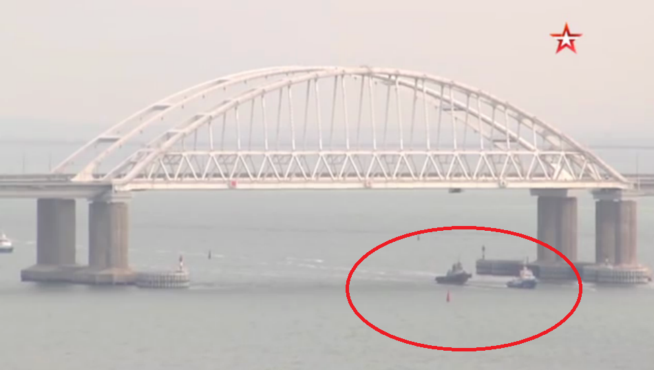 Украинские катера прошли под Крымским мостом: на видео с берега заметили странную деталь