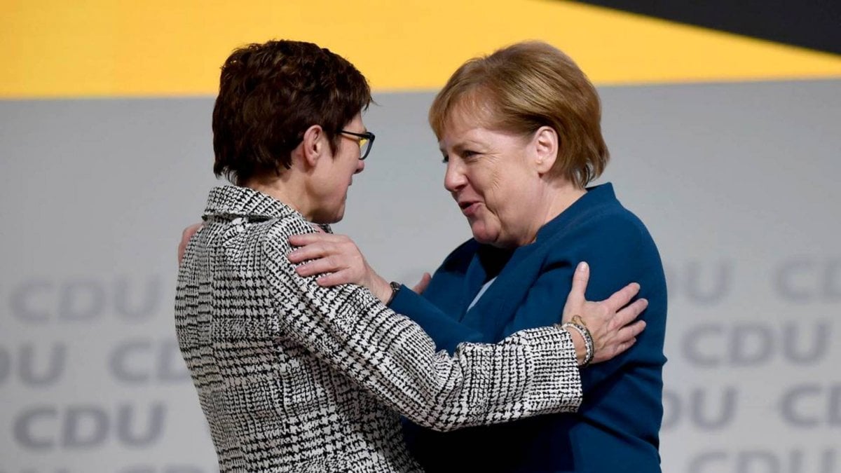 Германия без лидера: преемница Меркель потеряла доверие канцлера – детали