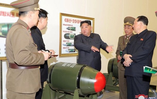 ​Ким Чен Ын угрожает США и Южной Корее ядерным оружием: "Полностью уничтожить столицы врага!"