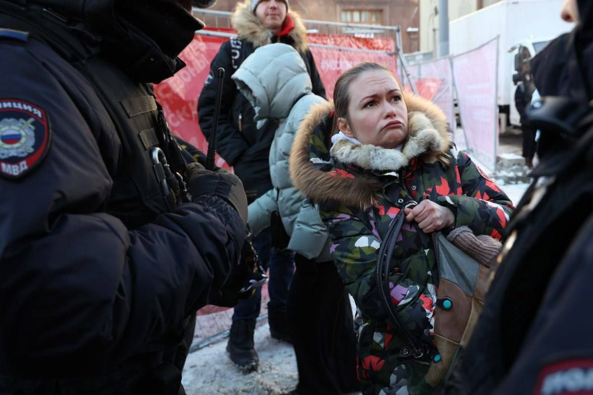 ​"Наши парни на фронте рвут ж**у за эту власть", - в Москве арестованная жена мобика не сдержалась