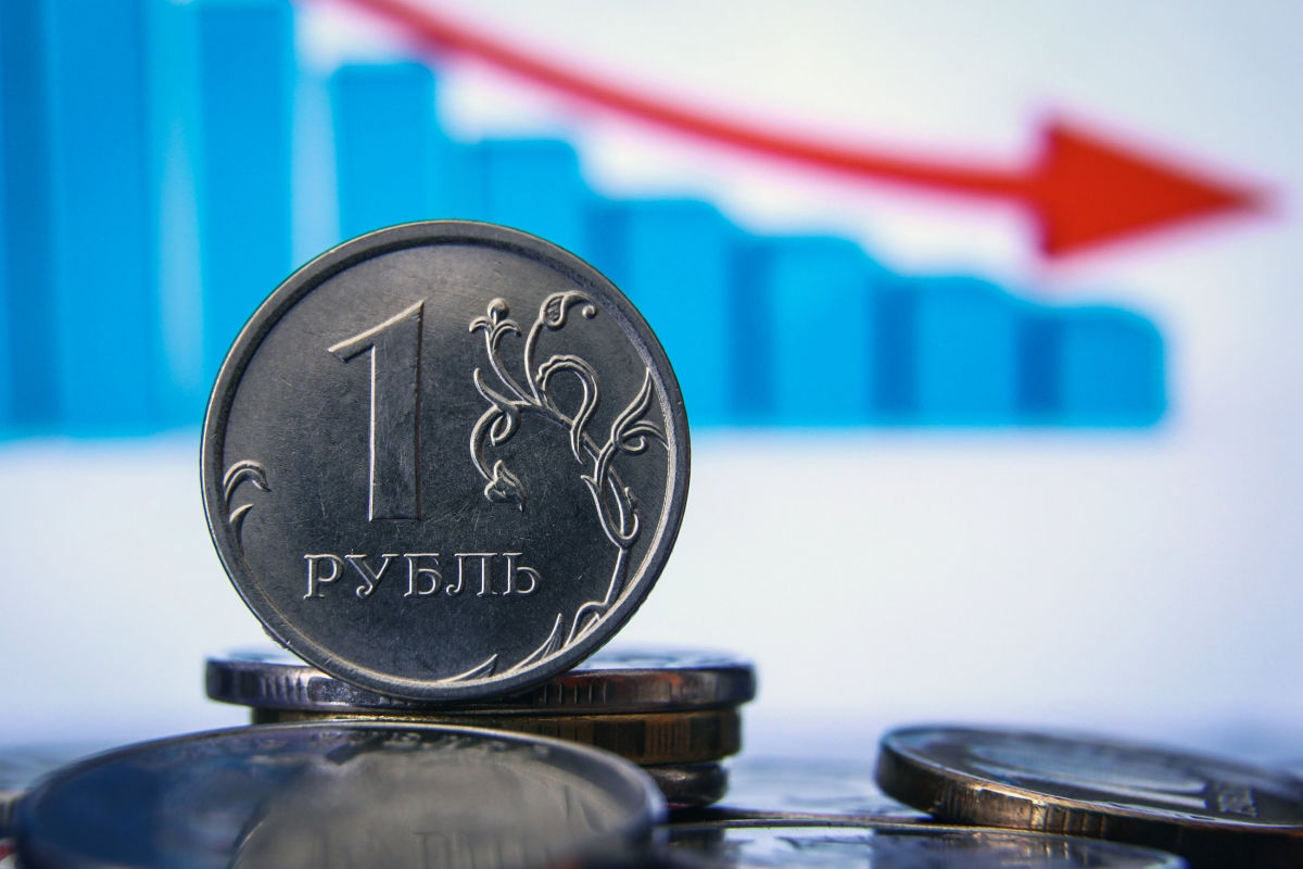 Рубль добивает российский бюджет: доходы от экспорта энергоресурсов рухнули более чем в половину