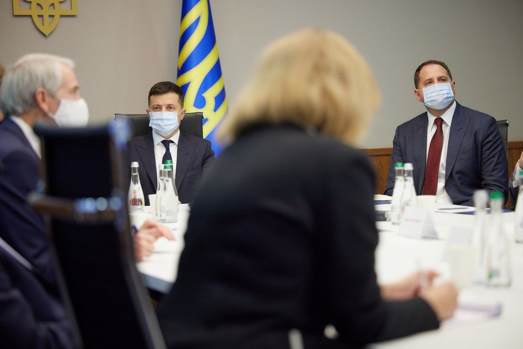 Зеленский рассказал делегатам США, как на самом деле Кремль отводит войска от границ Украины