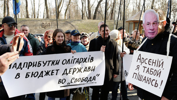 В Киеве у здания правительства требуют отставки Яценюка