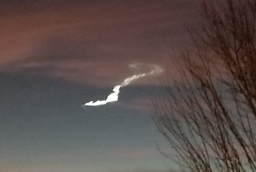 Таинственные огни в небе: жители США после запуска ракеты запечатлели странное явление – фото