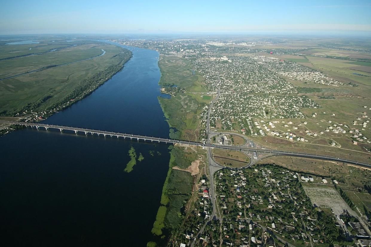 Удар по Антонівському мосту у Херсоні: опубліковано перше фото з повітря частини, що впала