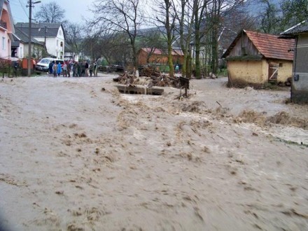 Последствия сильнейшего ливня на Закарпатье - высокогорная деревня оказалась затопленной 