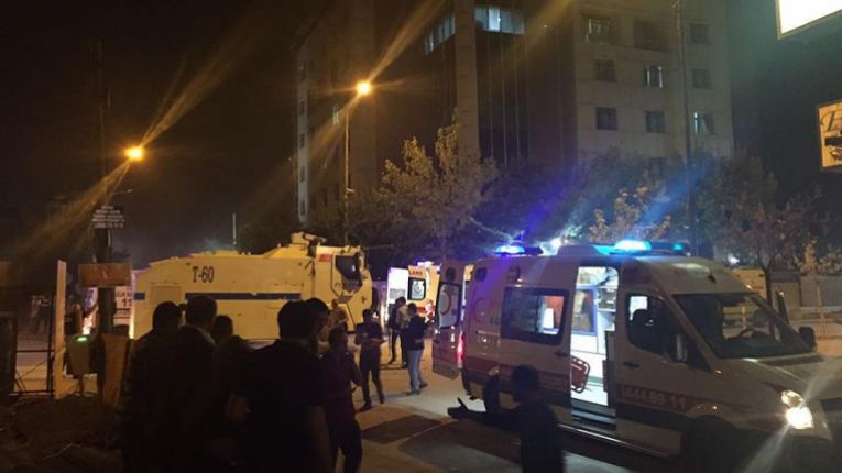 В Турции очередной теракт: взорвался полицейский автомобиль, погибло 3 турков и еще десятки ранены