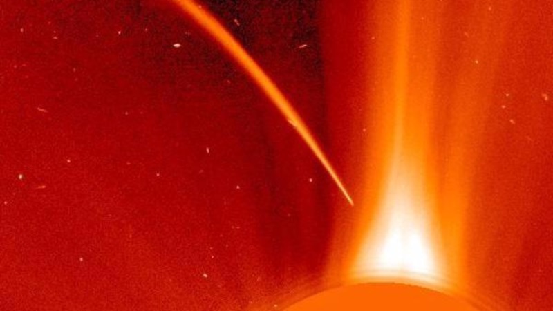Астрономы зафиксировали столкновения гигантского космического объекта с Солнцем - кадры