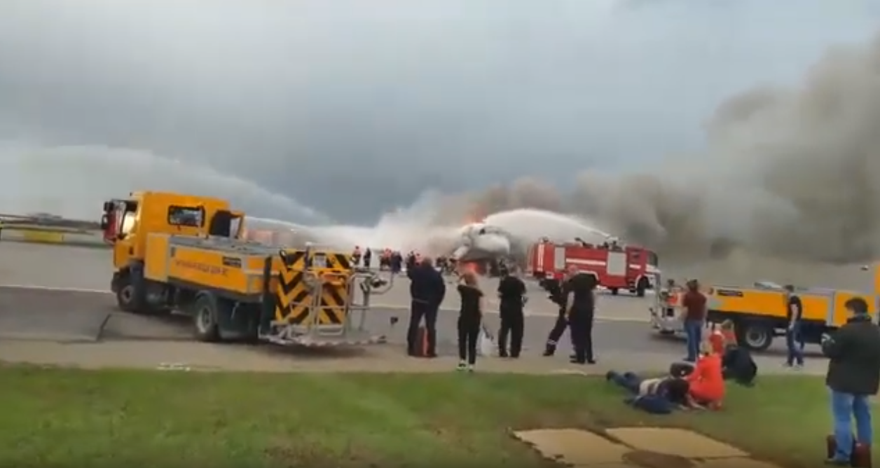 Первые секунды после посадки горящего Superjet 100 в Шереметьево: кадры, снятые пассажиром Молчановым
