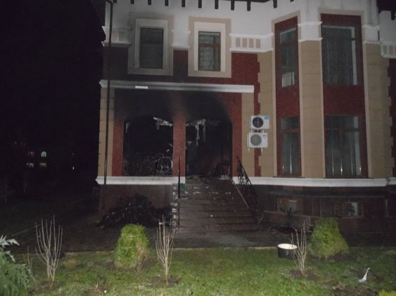 В Ровно неизвестные подожгли машину и жилье депутата - кадры