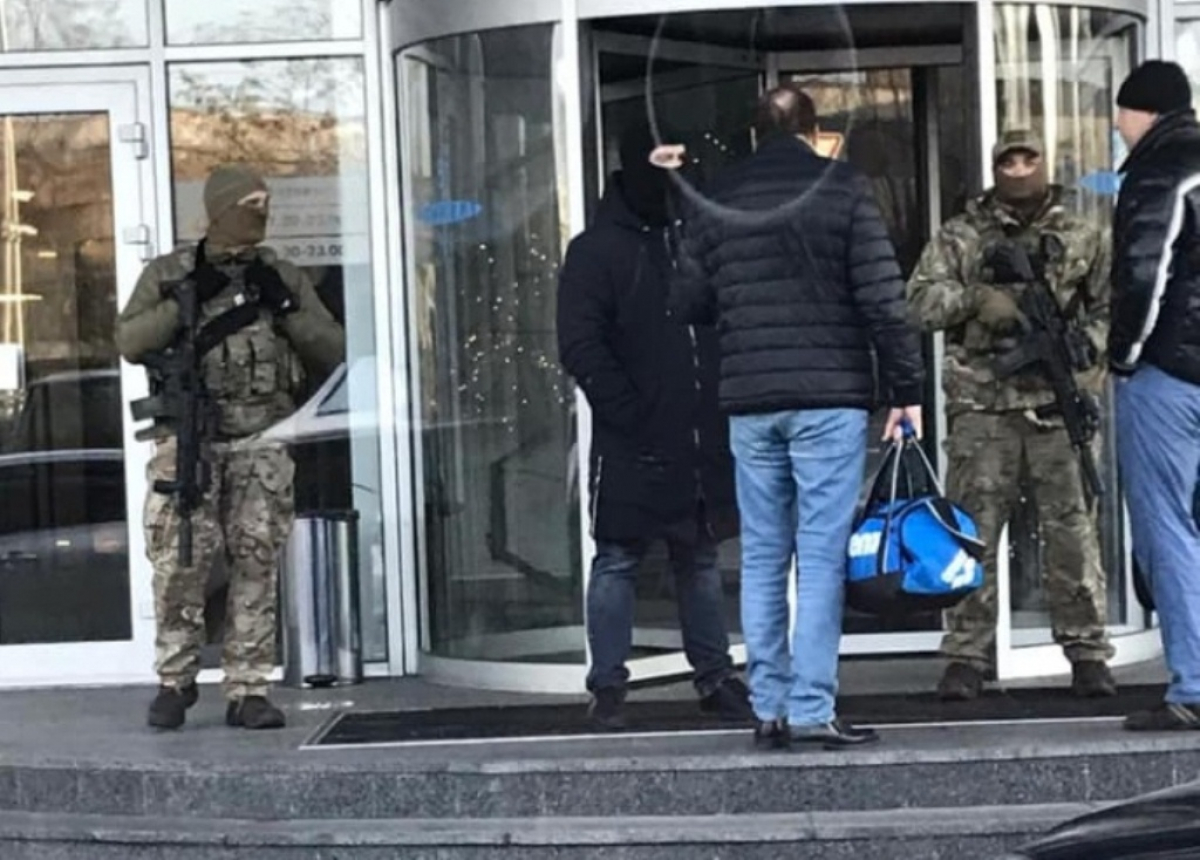 СБУ и ГБР пришли с обыском в спортклуб Порошенко