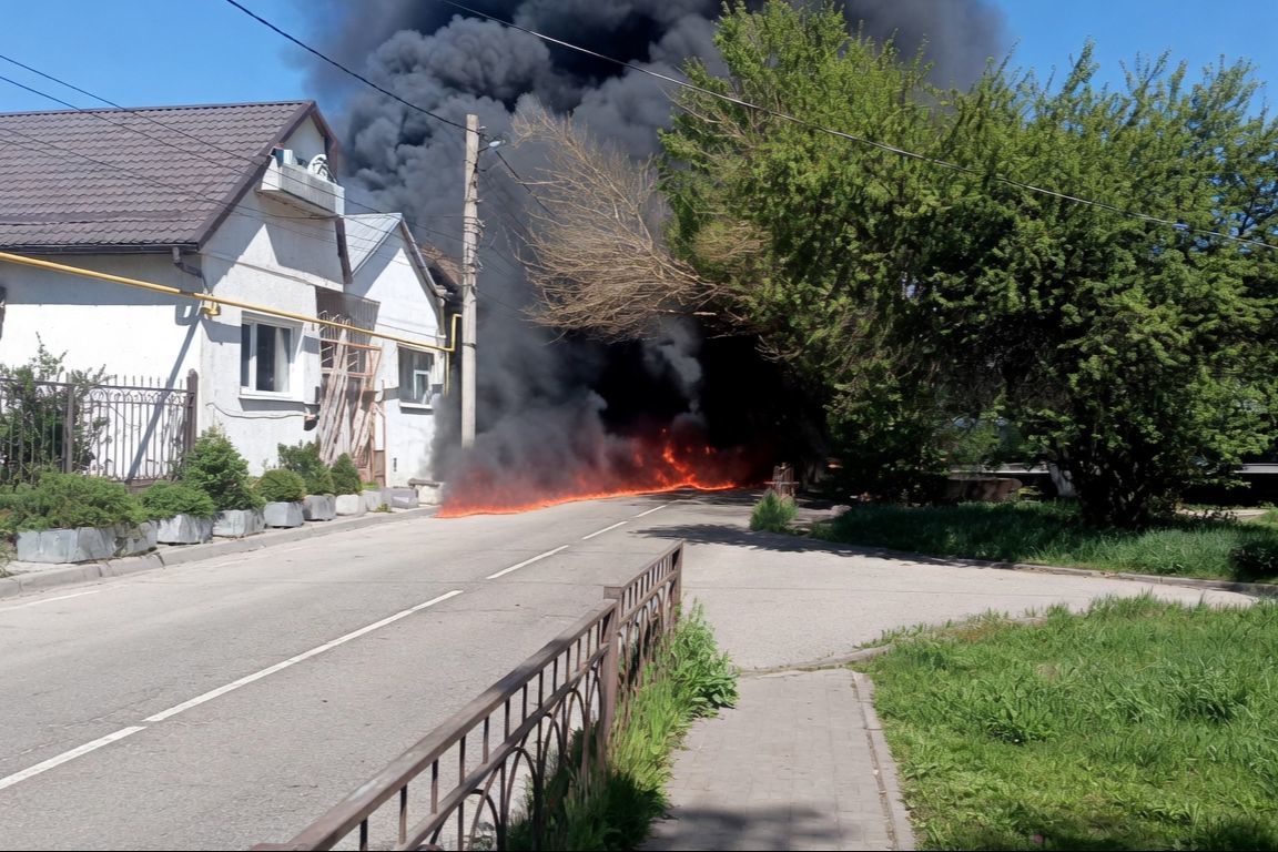 ​В Туапсе горящие нефтепродукты хлынули на улицы, вода в городе перекрыта