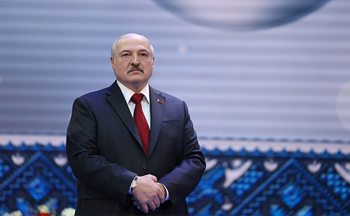 Лукашенко нырнул в прорубь в одной сорочке и напугал собаку - кадры