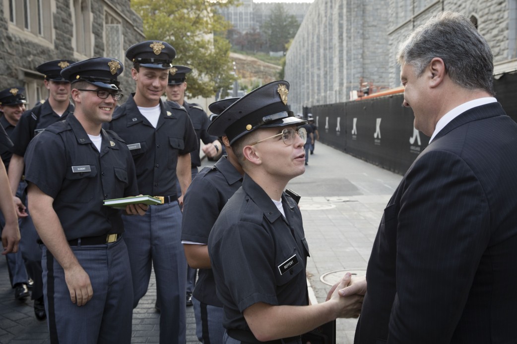 Президент Петр Порошенко кадетам Военной академии США: "Никогда не изменяйте своим мечтам - это суть успеха". Кадры