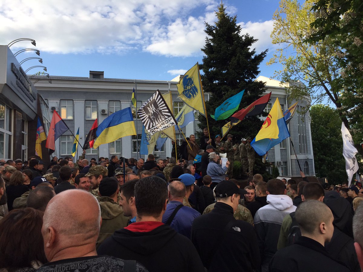 "Полиция с народом или с Вилкулом?" - в Днепре ветераны российско-украинской войны и активисты вышли в поддержку побитых 9 мая АТОшников - кадры