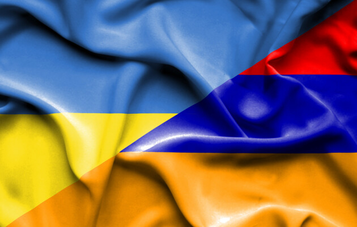 Жители Украины ответили армянским активистам, облившим посольство борщом, кадры заявления